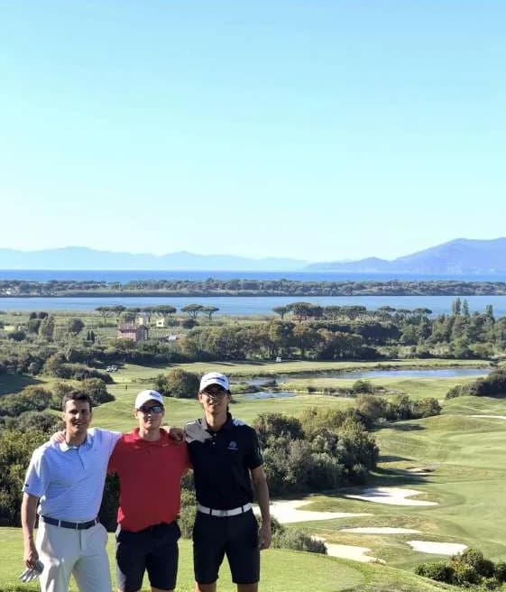 I tre di Bravo Golf sul percorso dell'Argentario, con la laguna e il mare sullo sfondo
